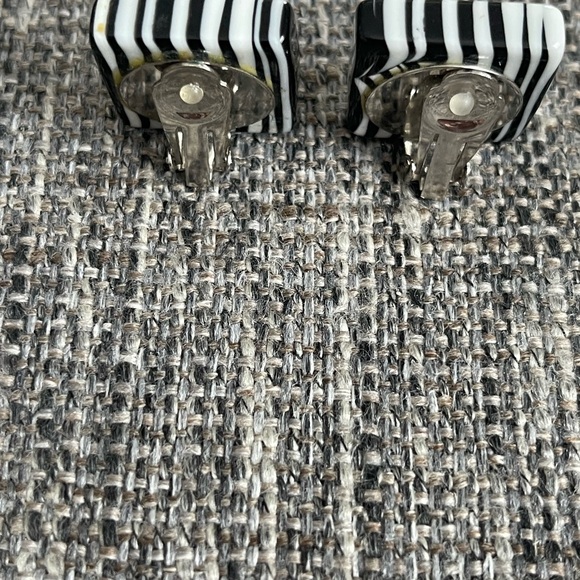 Black and white clip on earrings - Picture 2 of 3
